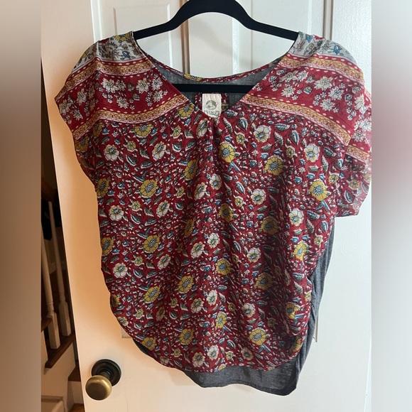 ANTHROPOLOGIE TINY Split Cap Sleeve top with floral front and grey tshirt back - Picture 2 of 3